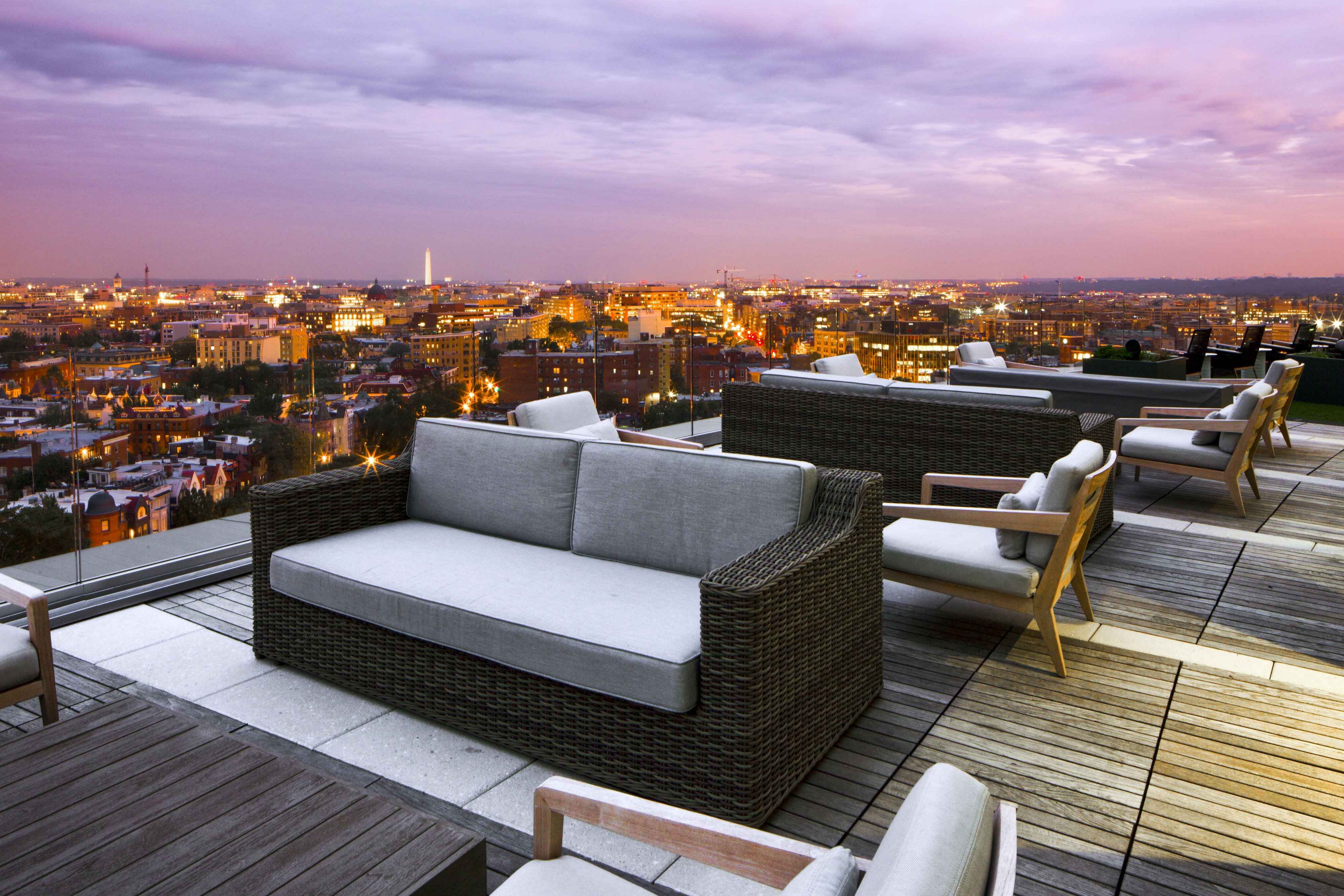 Complete your day’s serenity with our stunning, rooftop views of the city and beyond.