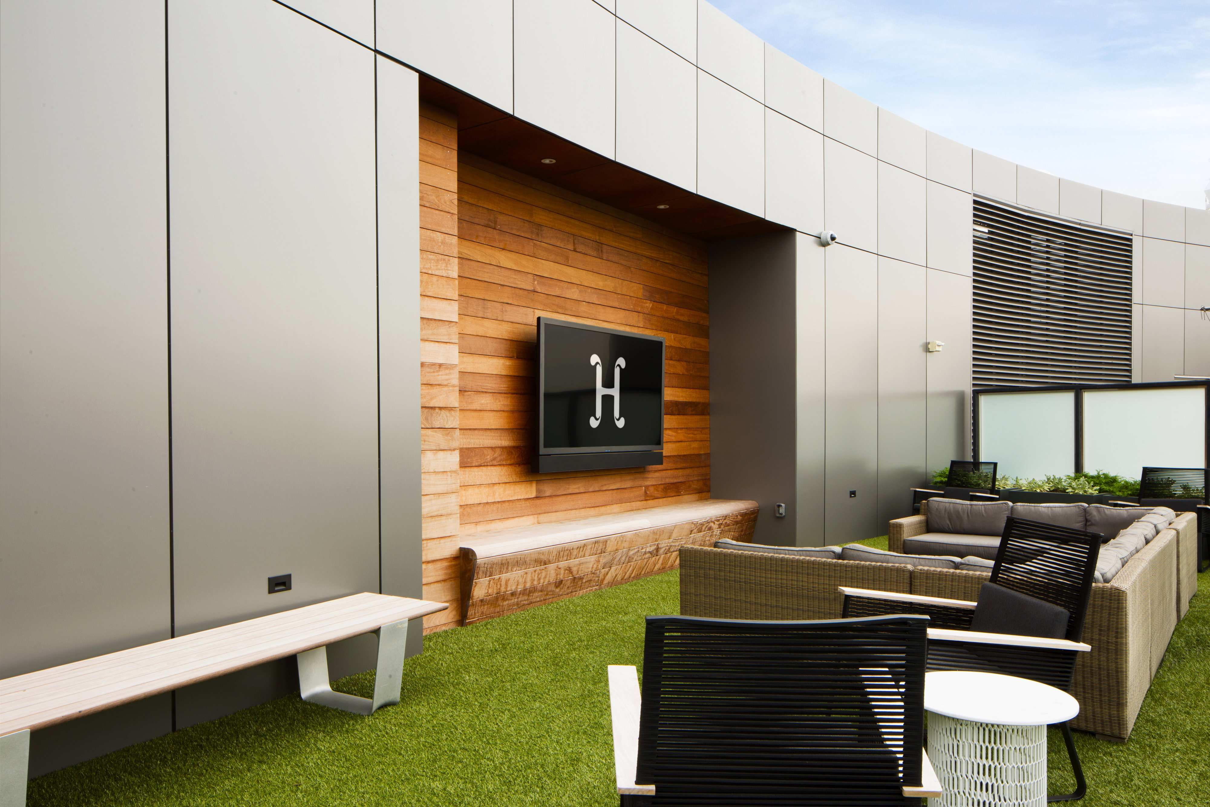 Relax on our rooftop lounge, in sun and shade, creating varied environments for entertaining.