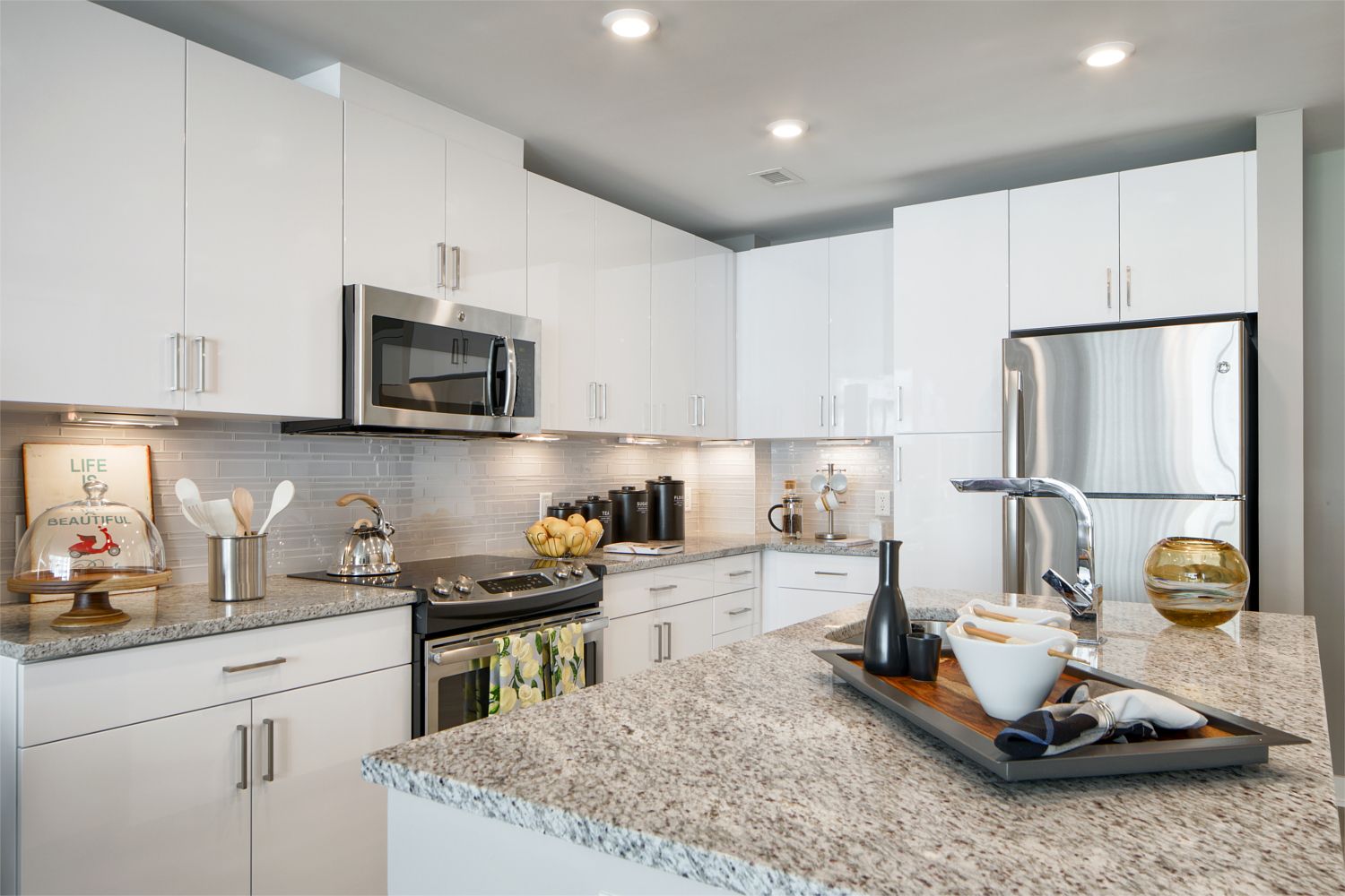 Cook and entertain in our gourmet kitchens with stone countertops, glass-tile backsplashes, and stainless steel GE®  ENERGY STAR® appliances.