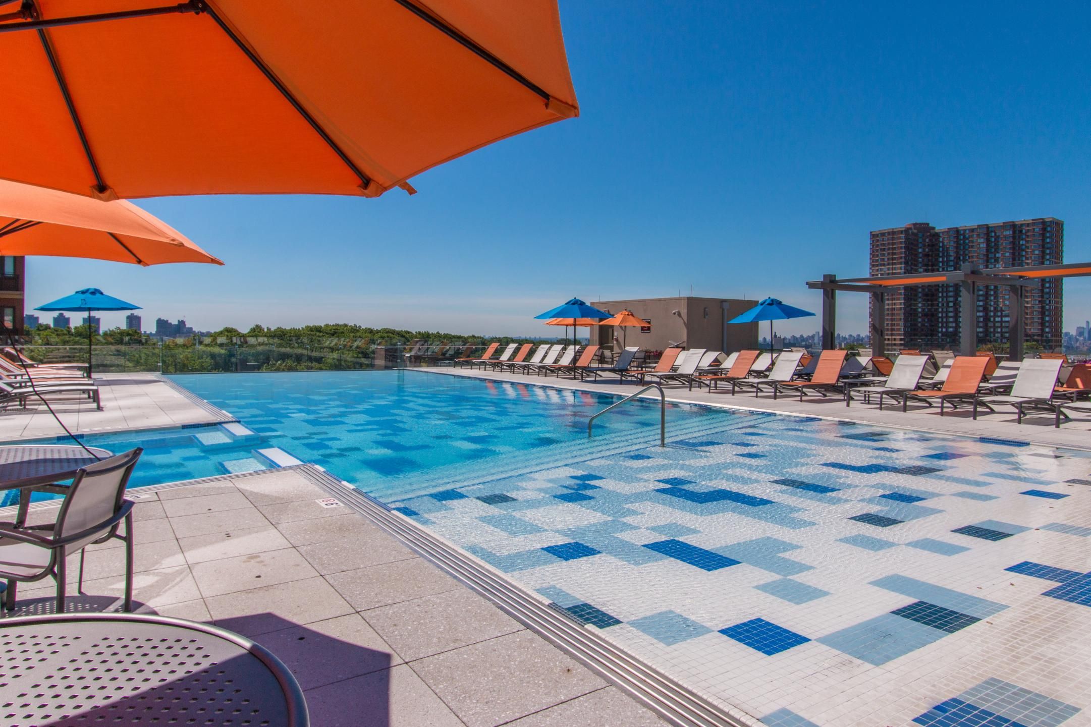 Rooftop pool Lounge