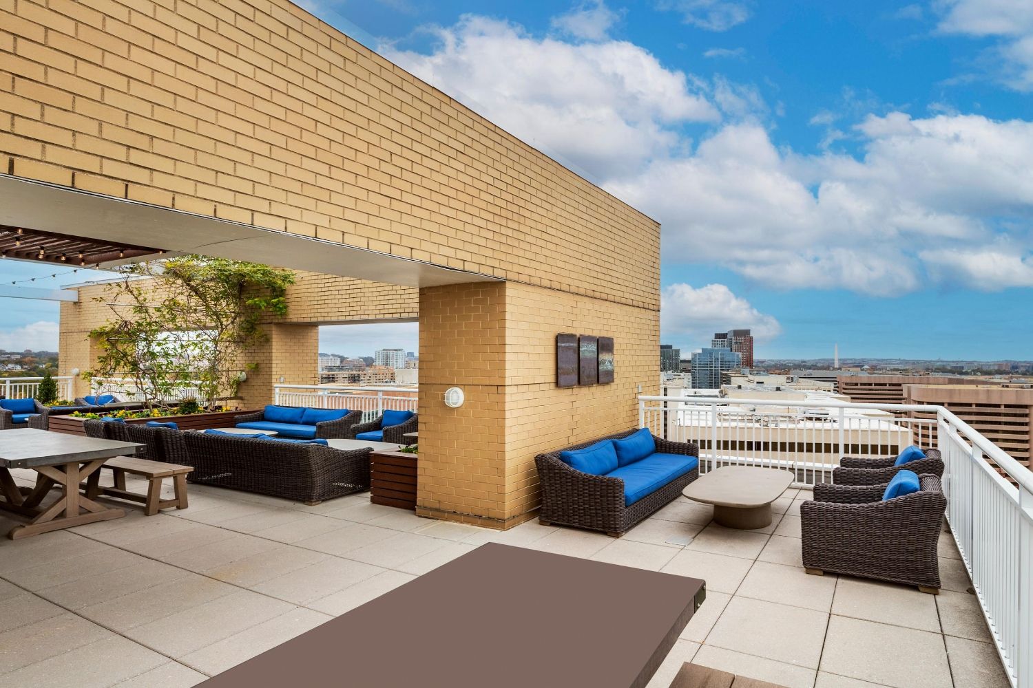 Rooftop terrace with view of Washington Monument