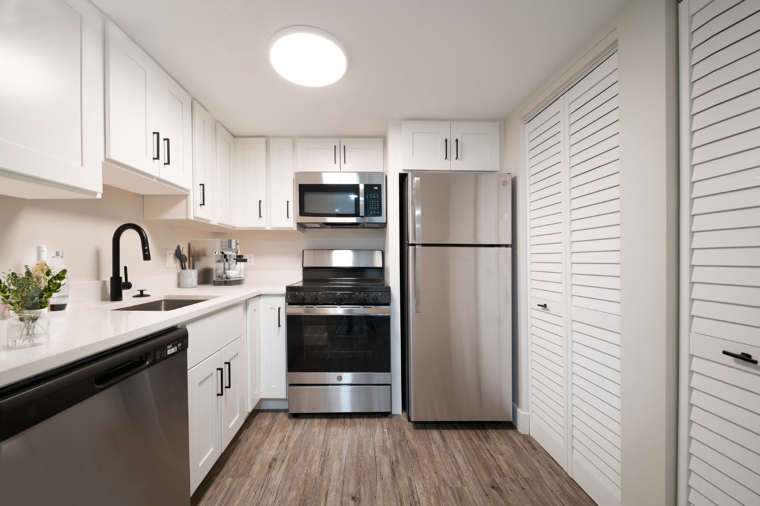 Our beautiful kitchen finishes make it the perfect place to cook a meal for friends.