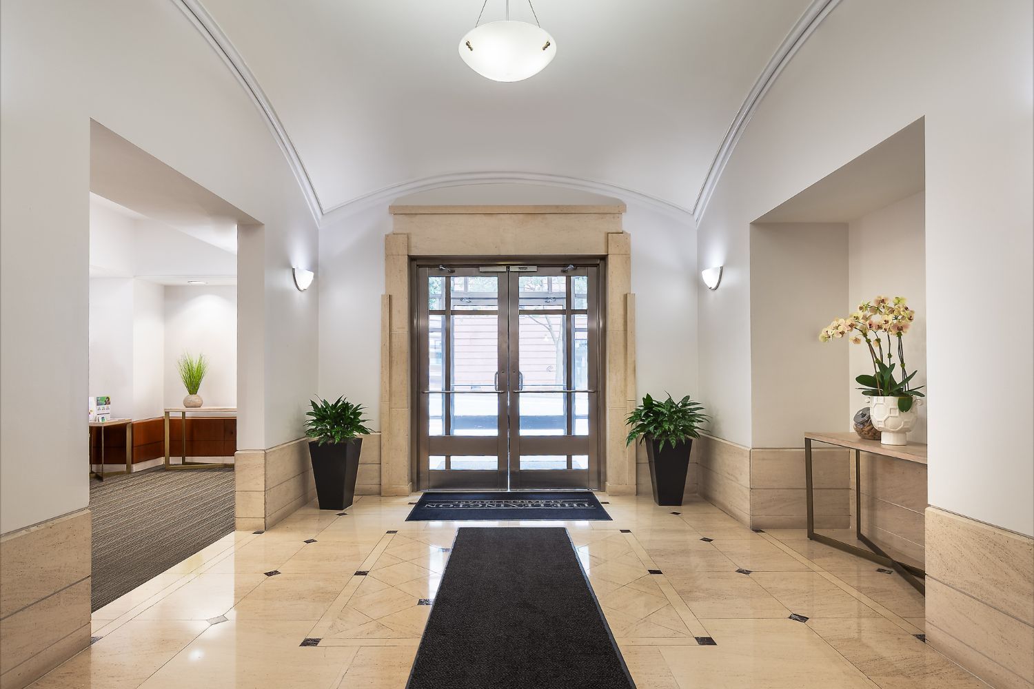 Welcome to the Lexington, the perfect blend between the urban city and comfort.