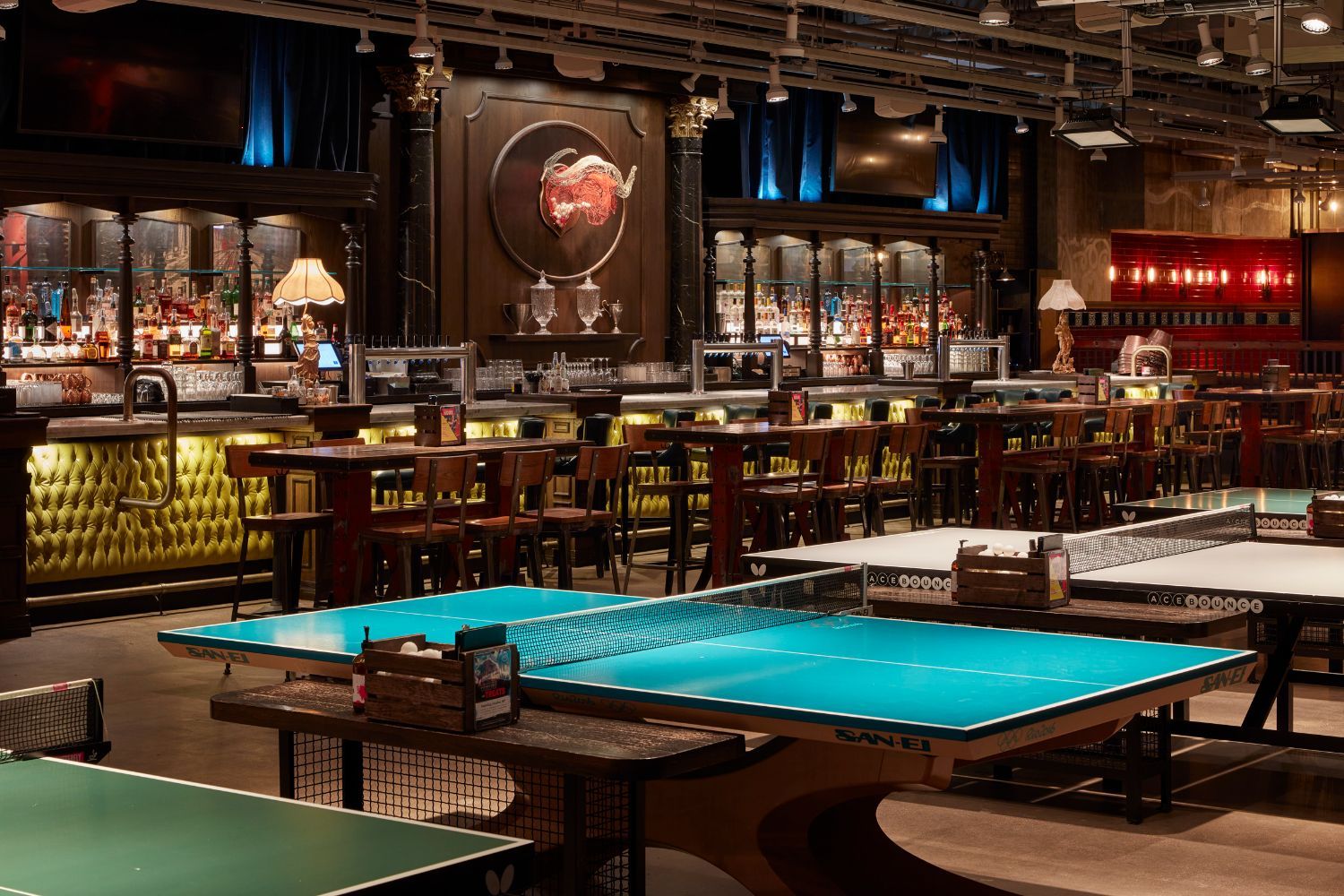 Combine exceptionally good food, a cocktail menu, a music selection and DJ' s at AceBounce.