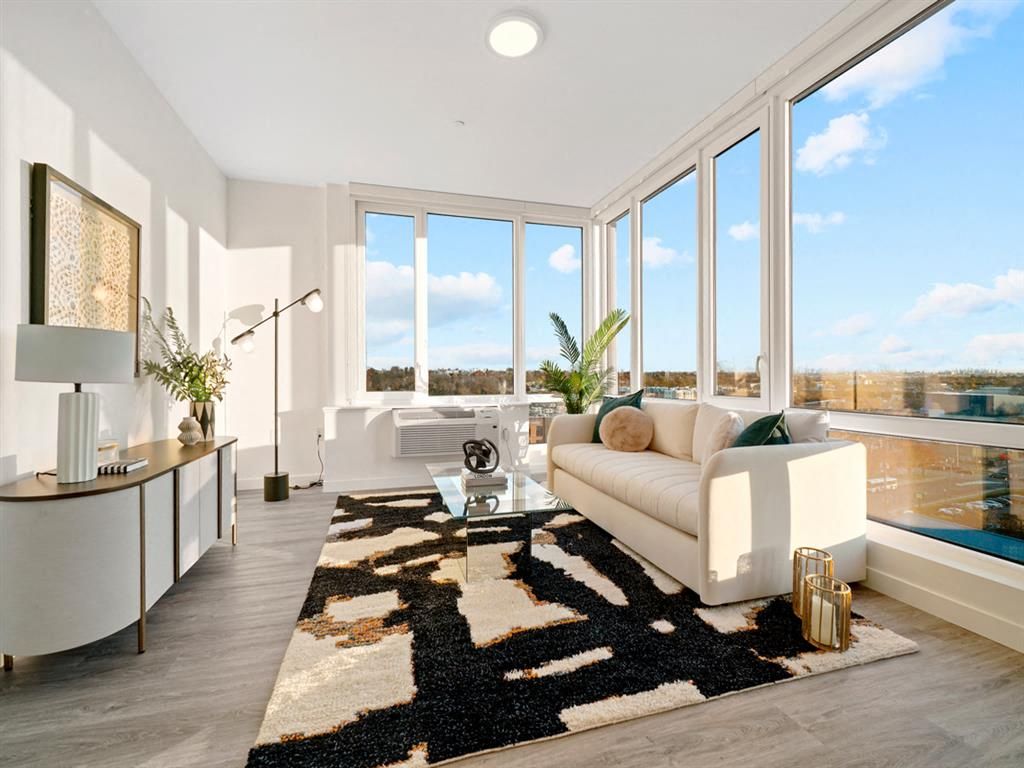 Floor-to-ceiling panoramic win