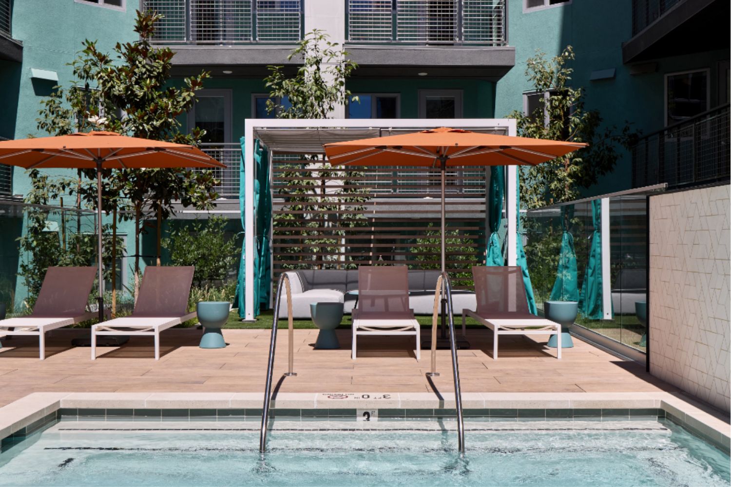 Cocktail pool