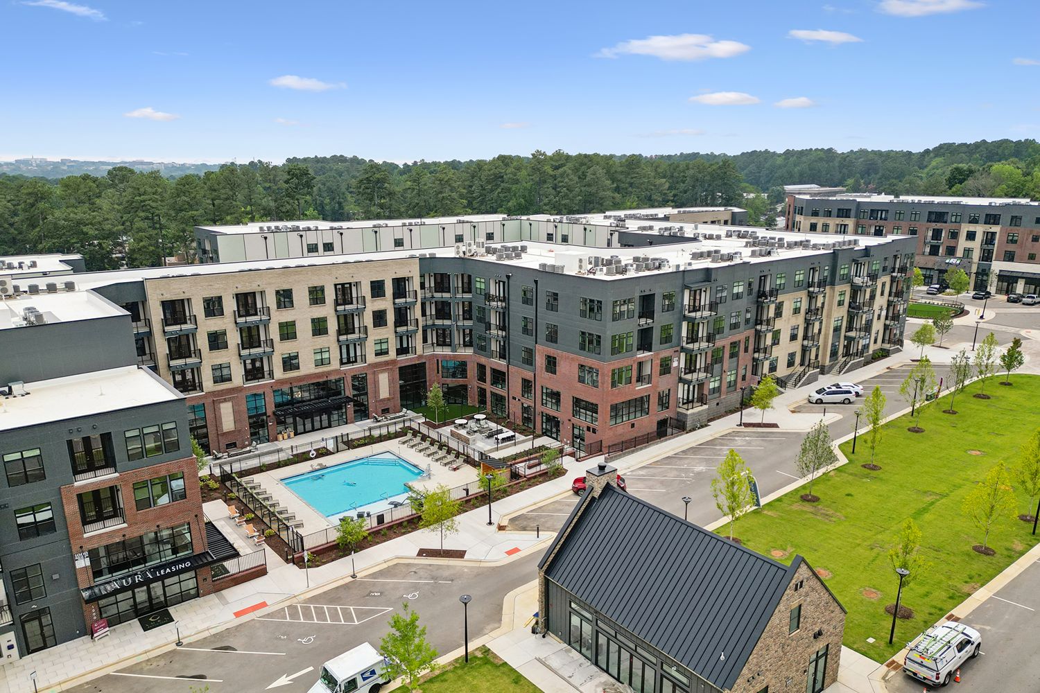 AuraBoothPark_LuxuryApartmentCommunity_Exterior_ChapelHillNC