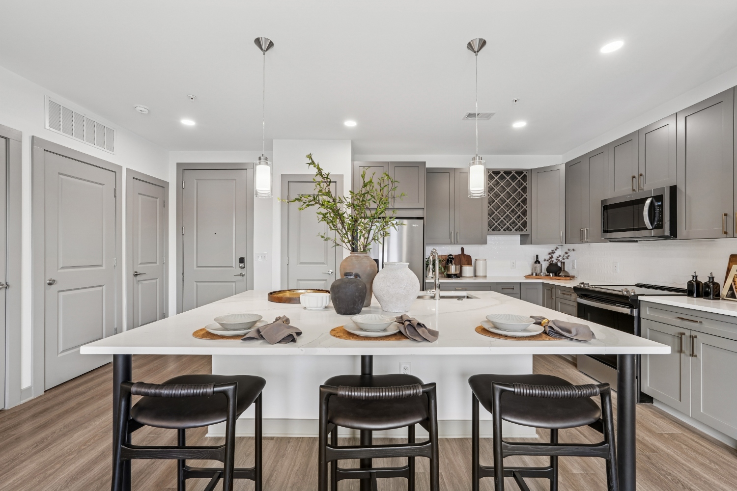 Tile backsplash and under cabinet lighting