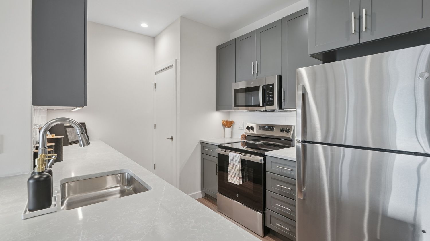 Embark_LuxuryCommunityApartments_Kitchen_EastOrangeNJ