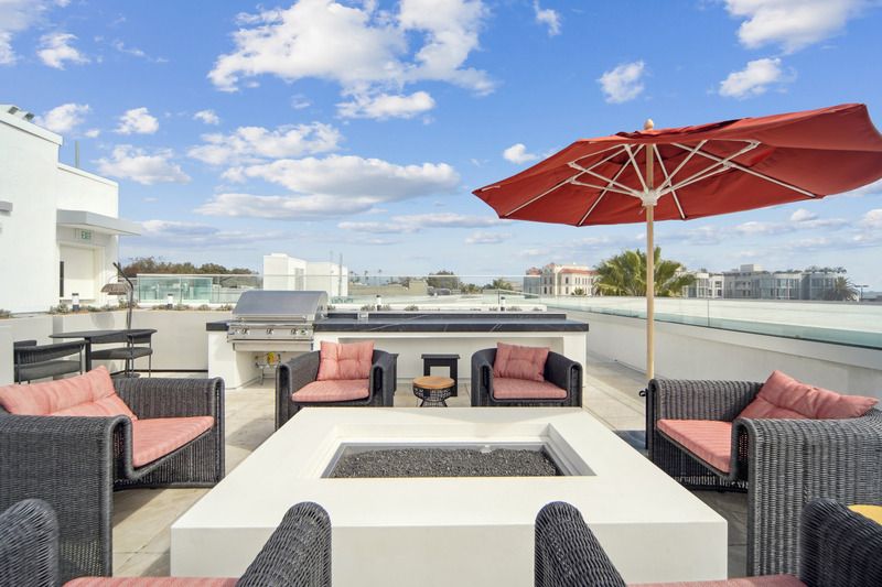 Outdoor lounge grills