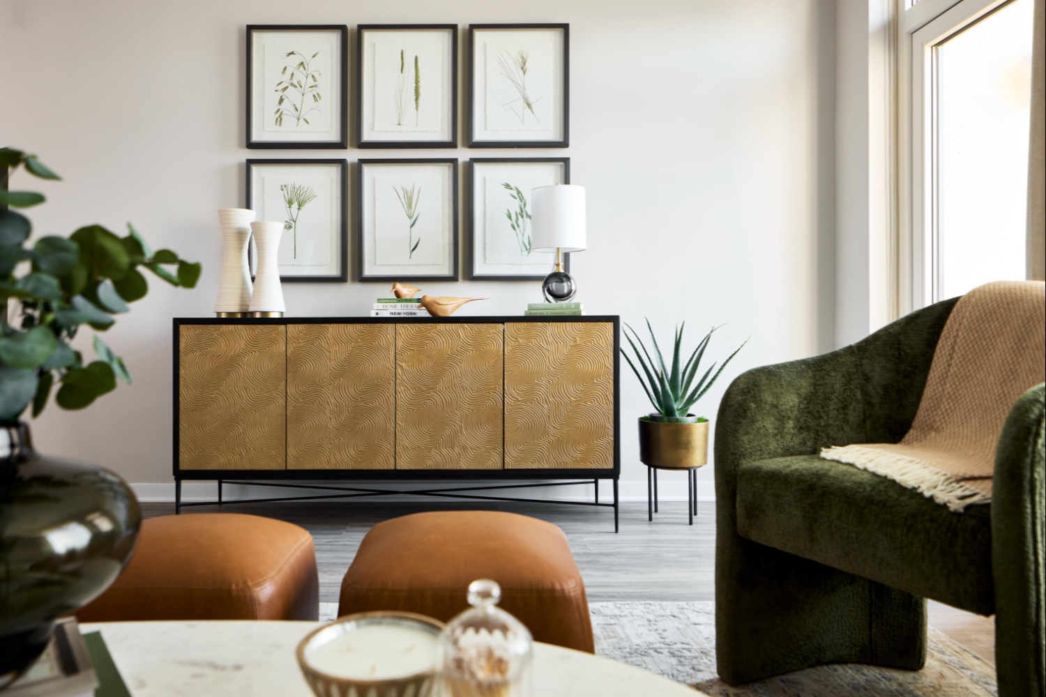 A welcoming living space where style and everyday ease come together