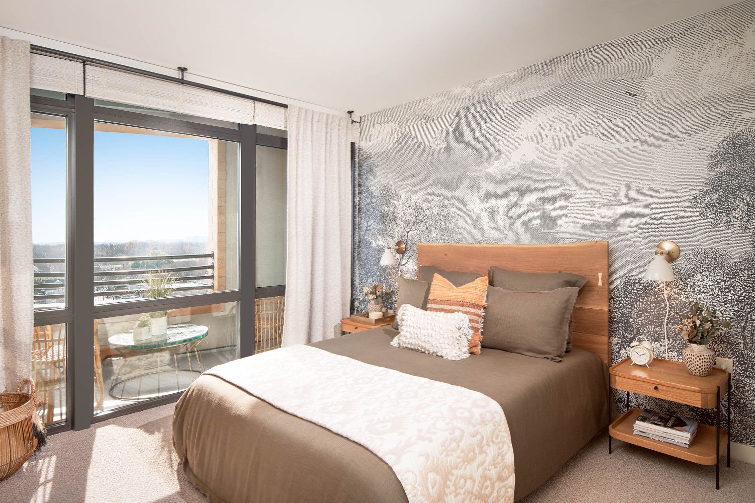 Wake up to panoramic floor-to-ceiling views overlooking the city of Arlington.
