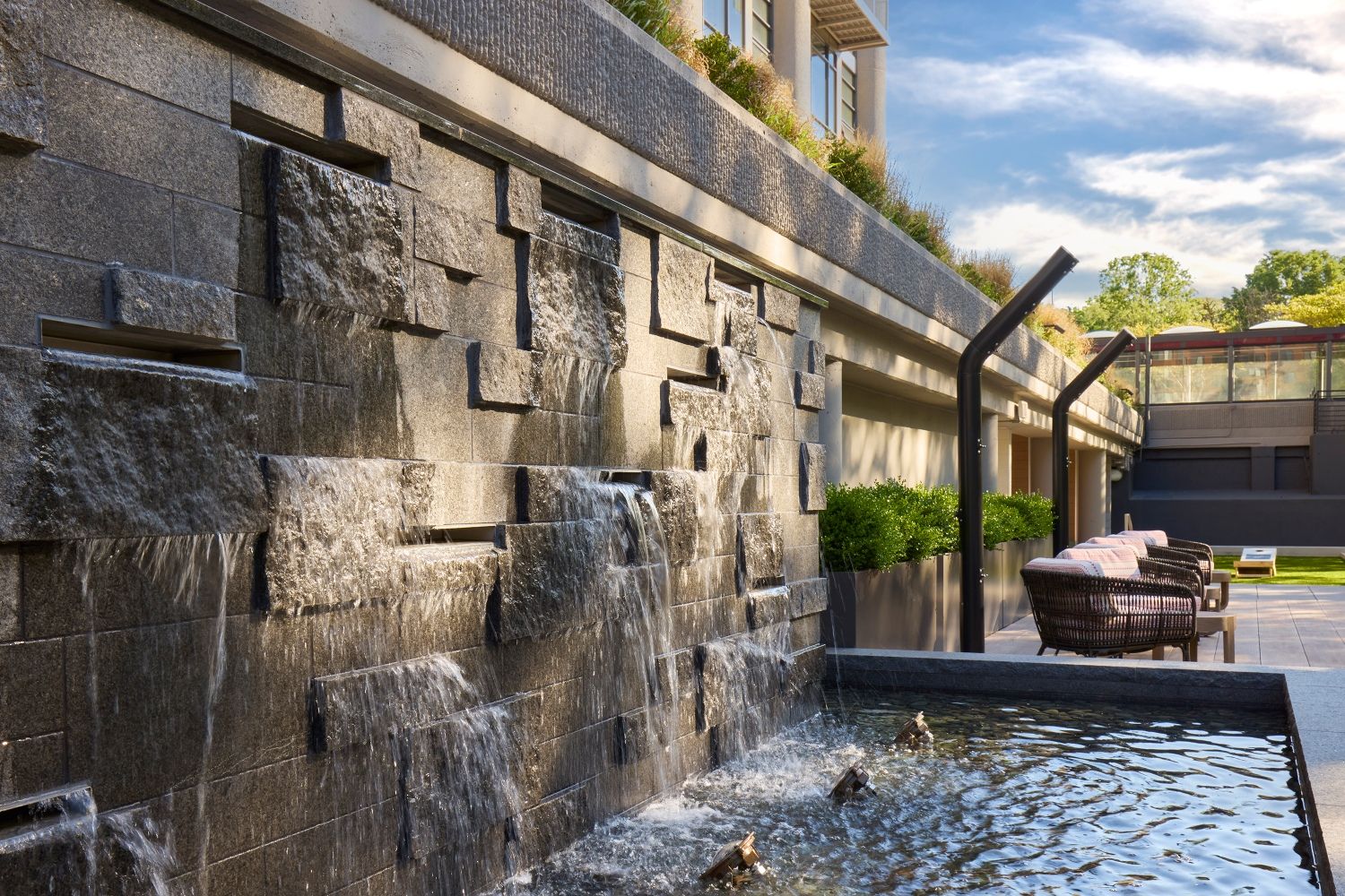Sun deck fountain that facilitates meditation and reflection