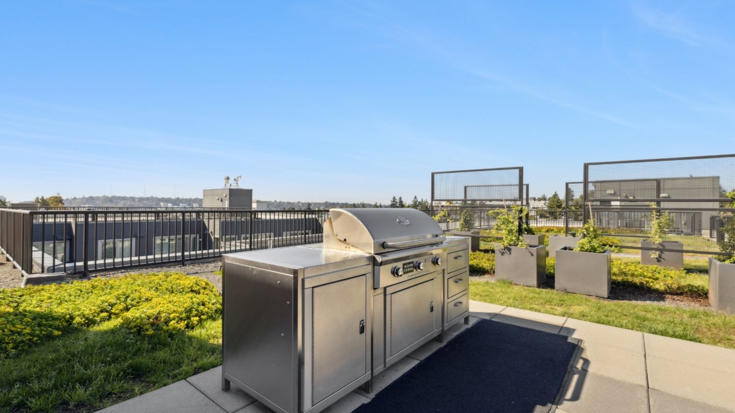 Community rooftop BBQ and lounge at Smith & Burns Seattle apartments