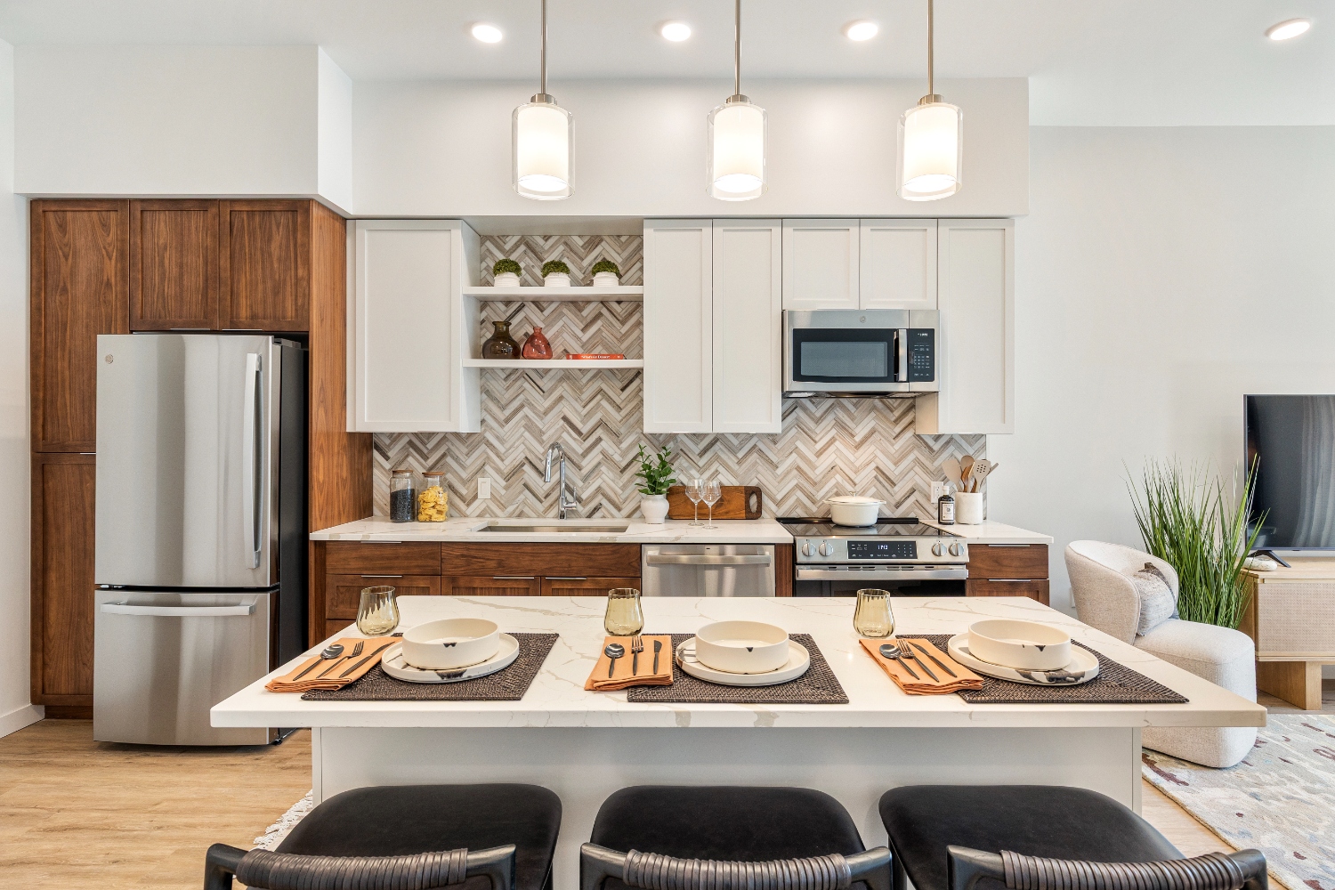 Epicurean_LuxuryCommunity_SleekModernKitchen_TuscanVillage