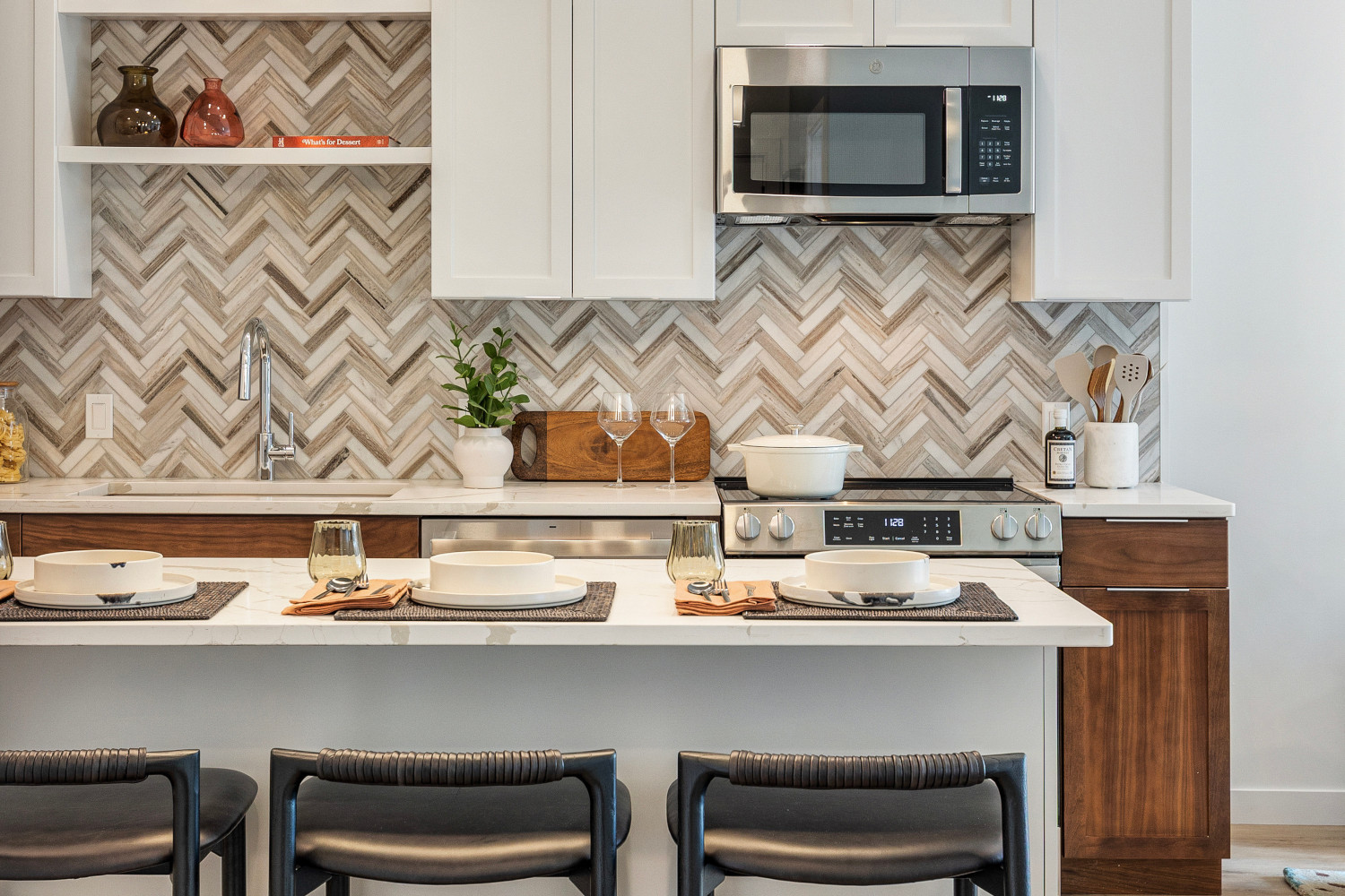 Epicurean_LuxuryCommunity_SleekModernKitchen_TuscanVillage