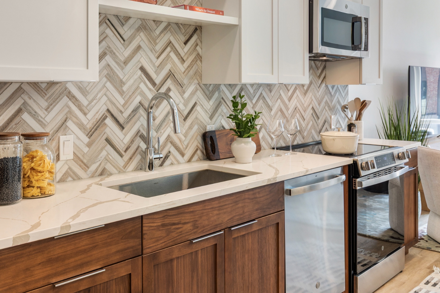 Epicurean_LuxuryCommunity_SleekModernKitchen_TuscanVillage