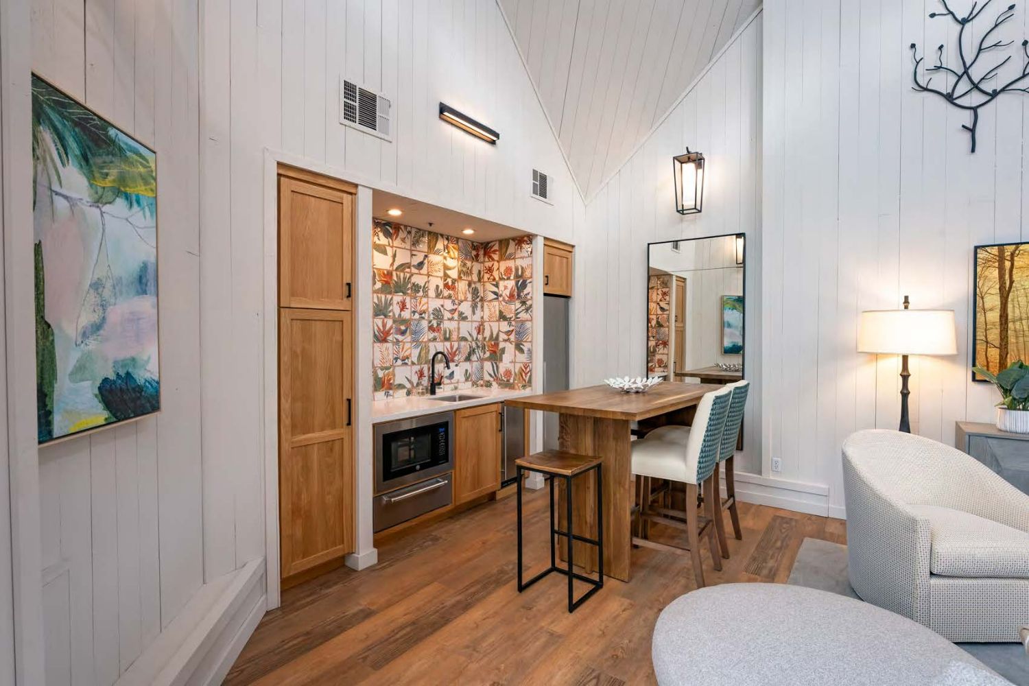 Apartment clubroom with comfortable seating and open social spaces